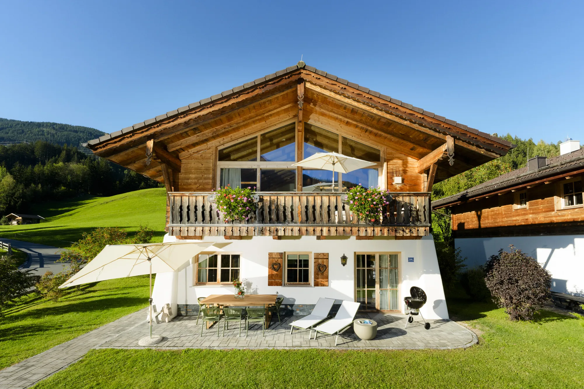 Chalet Gams im Sommer mit Holzbalkon, Sonnenterrasse, Liegen und Garten in Neukirchen am Großvenediger