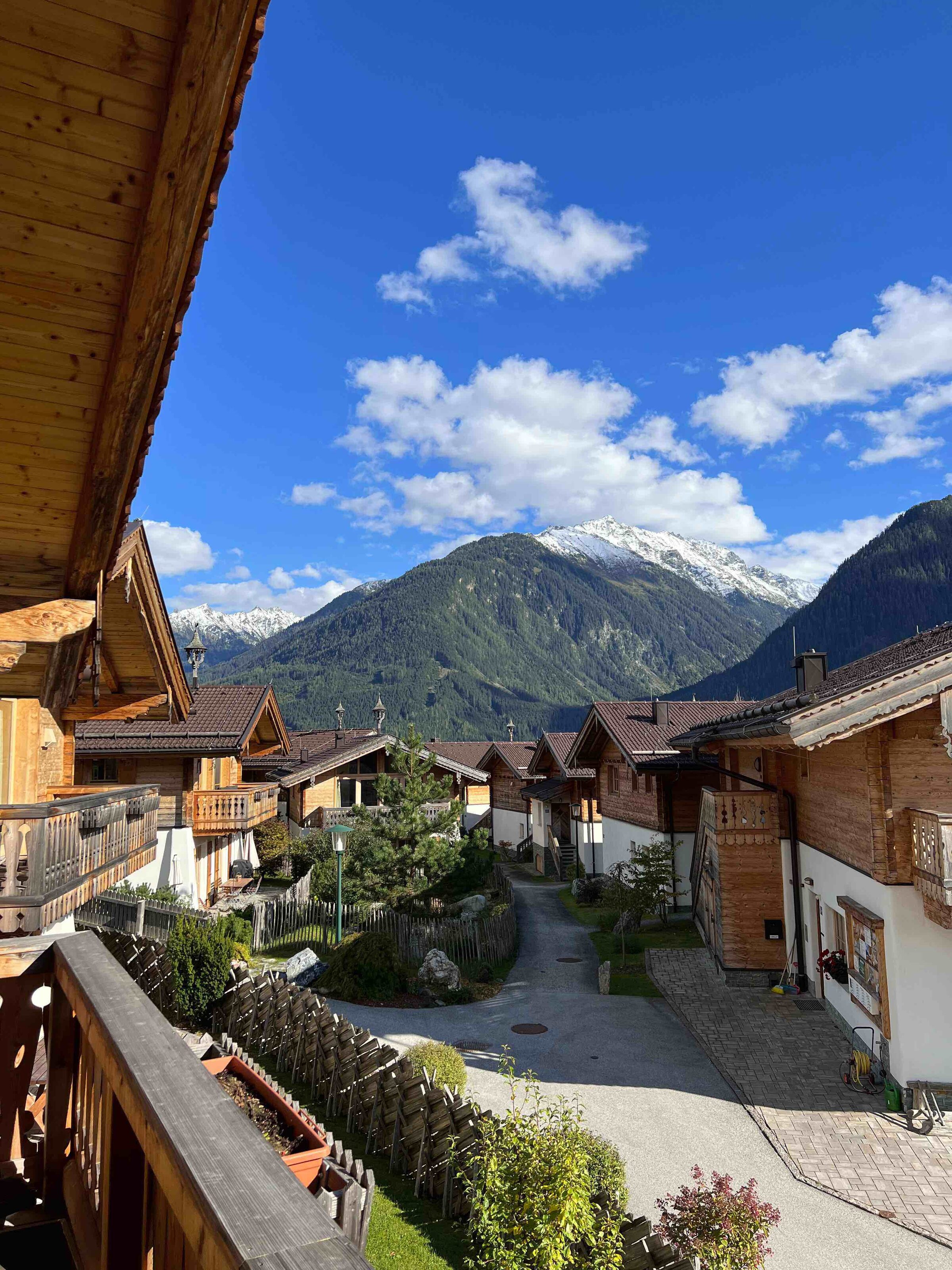 Balkon mit Bergblick — AlpenPura Boutique Chalet