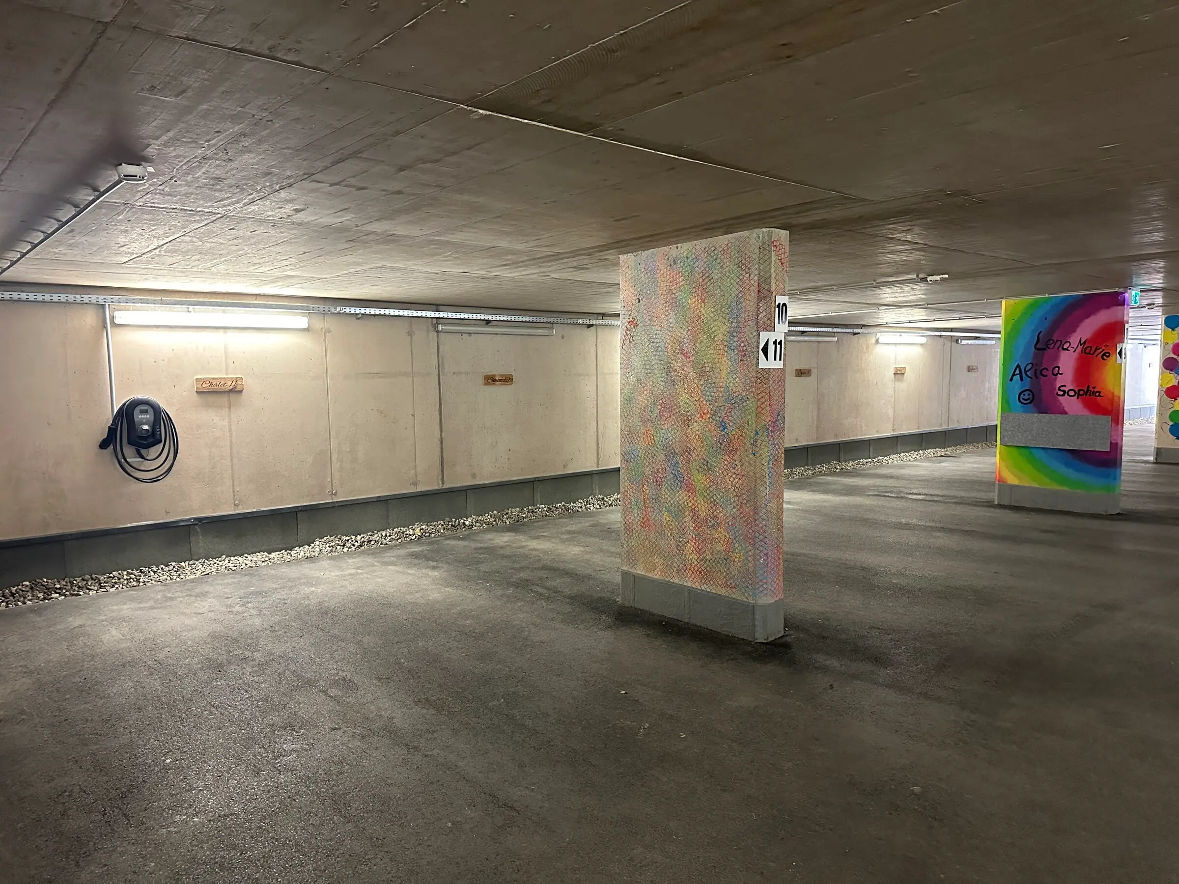 Tiefgarage mit E-Ladestation — Chalet Steinbock
