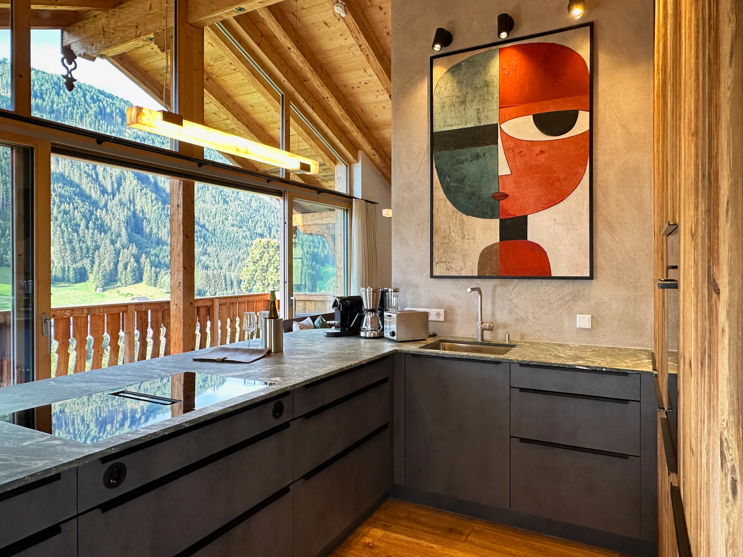 Chalet Gams — Küche mit Panoramablick auf die Hohen Tauern, Neukirchen am Großvenediger