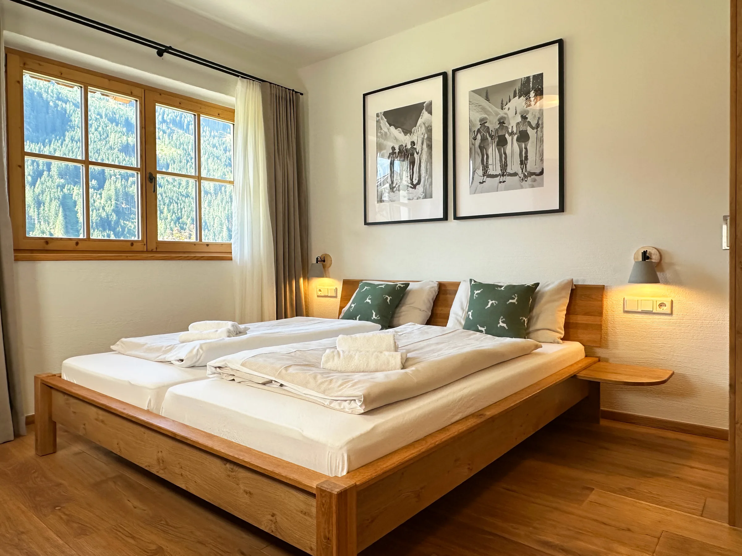 Schlafzimmer mit Kingsize-Bett — Chalet Gams