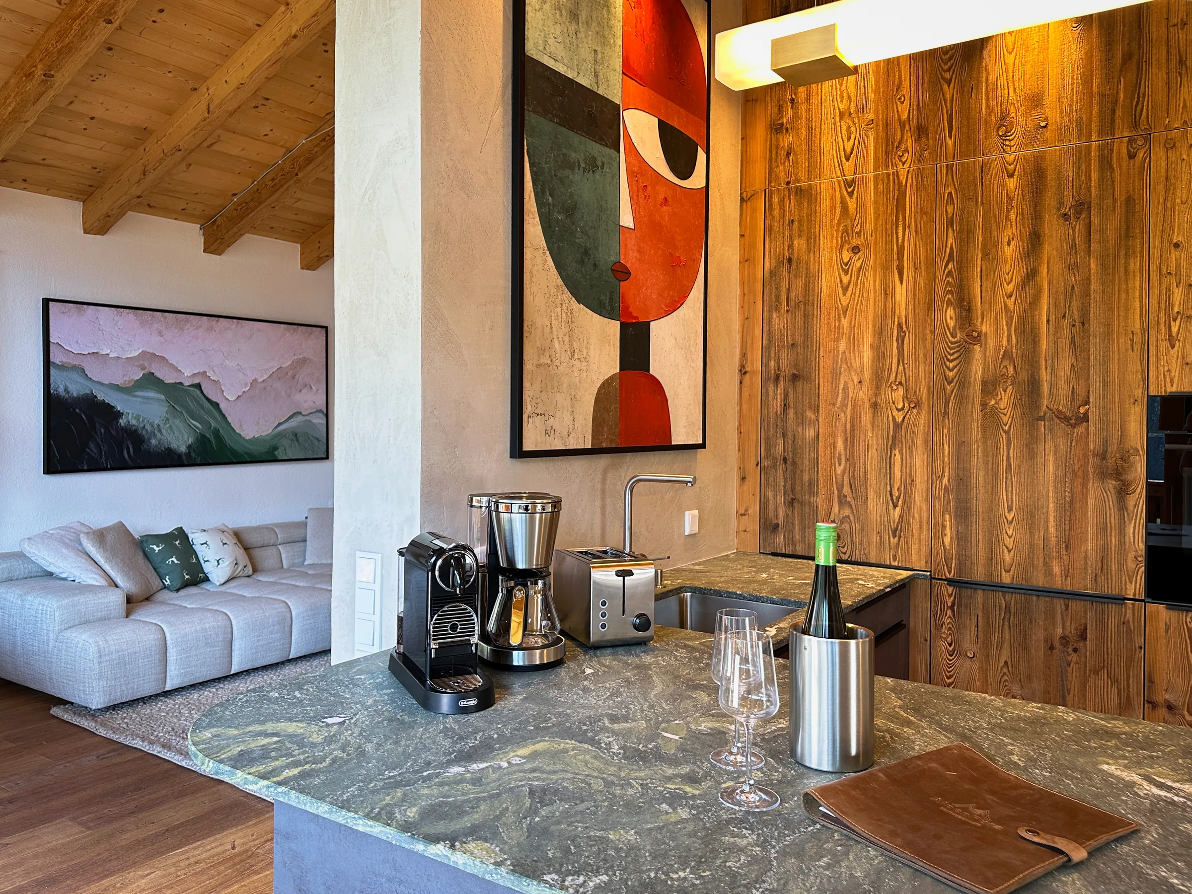 Offener Wohn- und Essbereich mit Kücheninsel — Chalet Gams