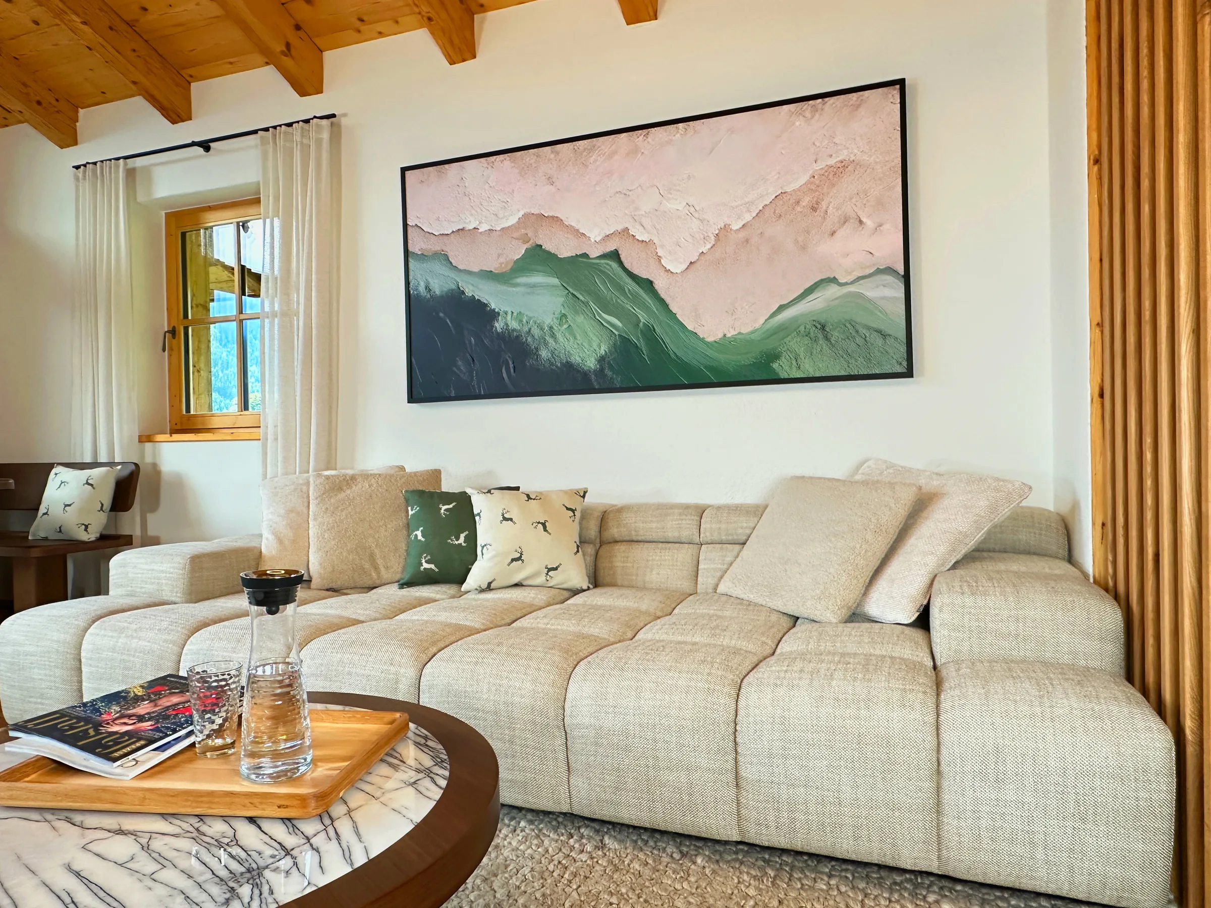 Wohnbereich im Chalet Gams mit Sofa und Bergblick — AlpenPura Neukirchen am Großvenediger