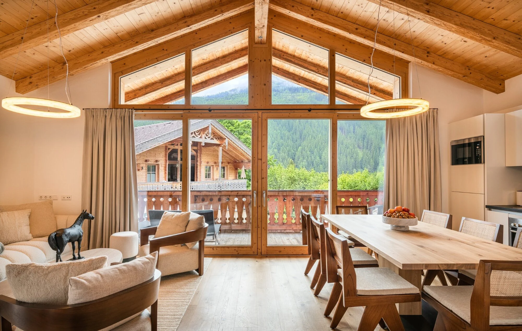 AlpenPura Chalet Steinbock — Wohnbereich mit Bergblick